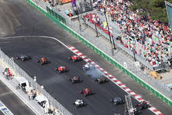 Nico Rosberg, Mercedes AMG F1 W07 Hybrid, führt nach dem Start