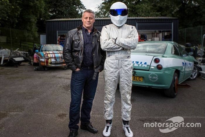 Matt LeBlanc junto a Stig, quien lleva su reconocido casco, diseño de Simpson inspirado en el antiguo modelo Bandit.