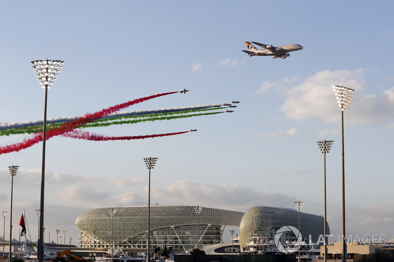 Aviones pasan sobre el circuito durante el himno