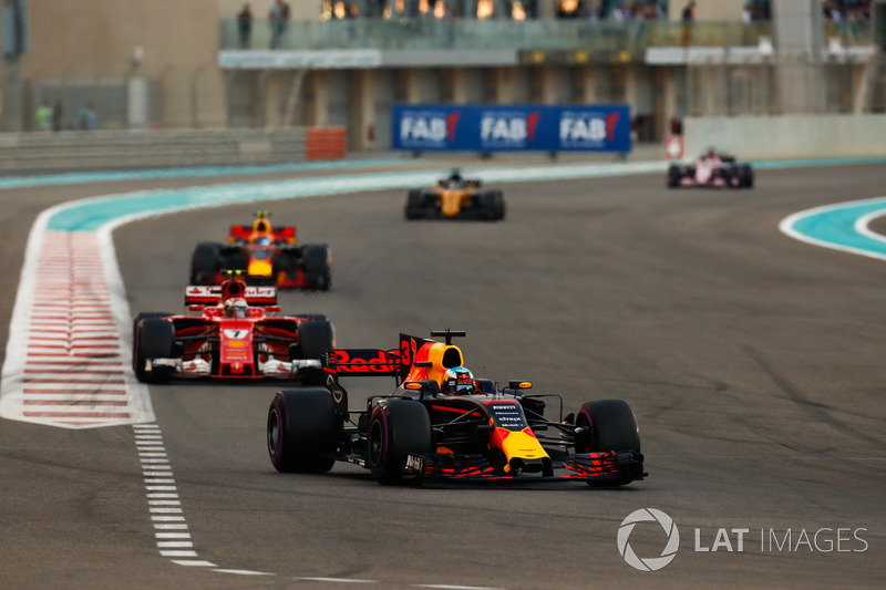 Daniel Ricciardo, Red Bull Racing RB13, Kimi Raikkonen, Ferrari SF70H, Max Verstappen, Red Bull Racing RB13