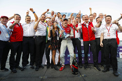 Daniel Abt, Audi Sport ABT Schaeffler, festeggia con Allan McNish, Team Principal, Audi Sport Abt Sc