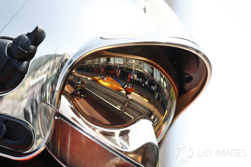 Fernando Alonso, McLaren MCL33, reflection in the visor of a fire marshal