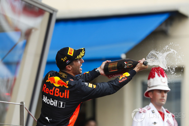 Podio: ganador de la carrera Daniel Ricciardo, Red Bull Racing