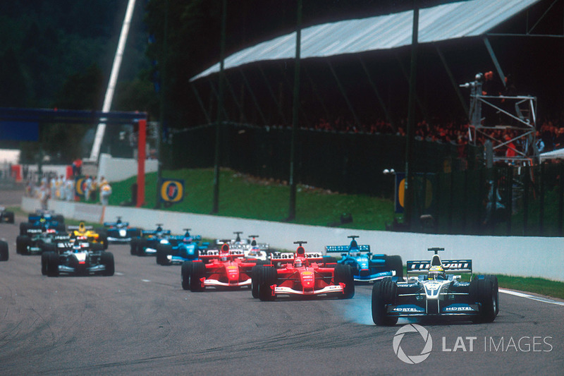 Ralf Schumacher, Williams FW23 BMW, Michael Schumacher, Ferrari F2001, Rubens Barrichello, Ferrari F2001 ve Giancarlo Fisichella, Benetton B201 Renault ikinci starttan sonra