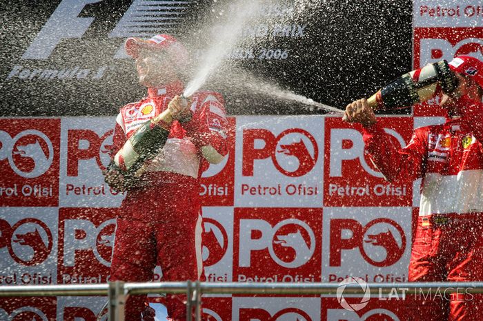Podio: Ganador de la carrera Felipe Massa, Ferrari, tercer lugar Michael Schumacher, Ferrari