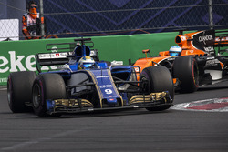 Marcus Ericsson, Sauber C36 and Fernando Alonso, McLaren MCL32 battle