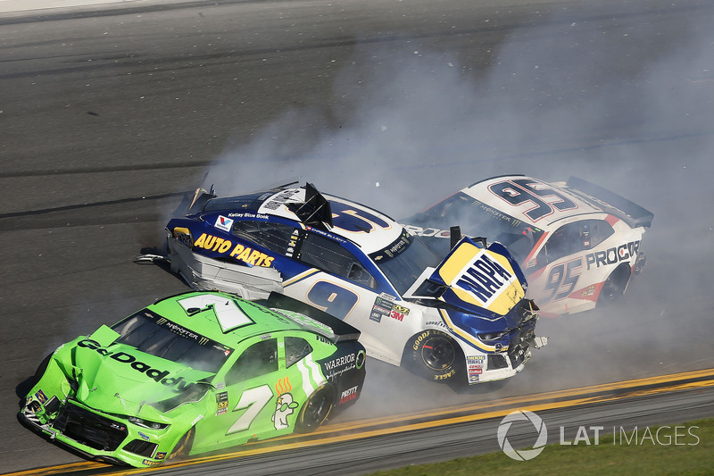 Crash: Chase Elliott, Hendrick Motorsports Chevrolet Camaro, Kasey Kahne, Leavine Family Racing Chev