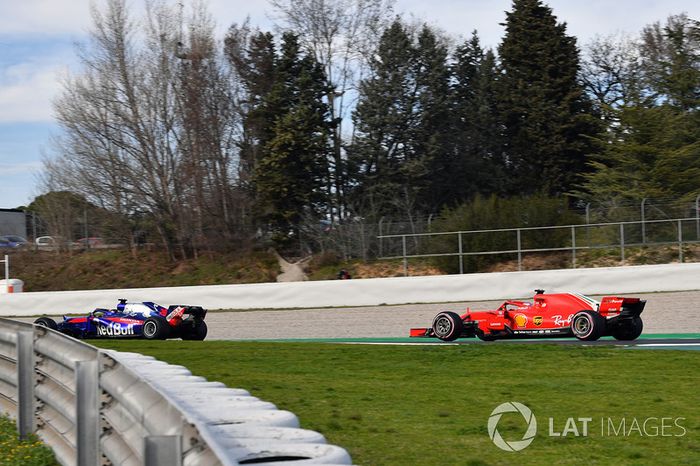 Brendon Hartley, Scuderia Toro Rosso STR13 y Kimi Raikkonen, Ferrari SF71H