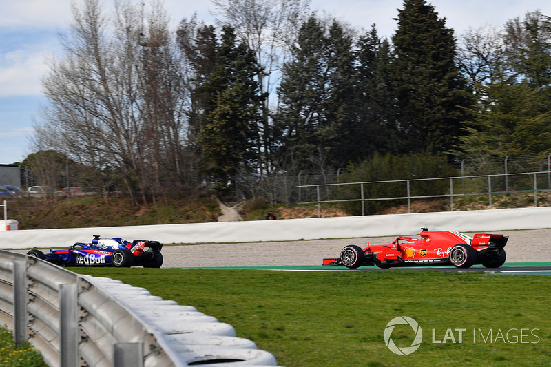 Brendon Hartley, Scuderia Toro Rosso STR13 ve Kimi Raikkonen, Ferrari SF71H