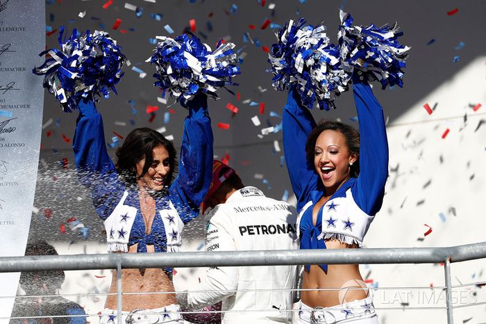 Las cheerleaders de los Dallas Cowboys en el podio