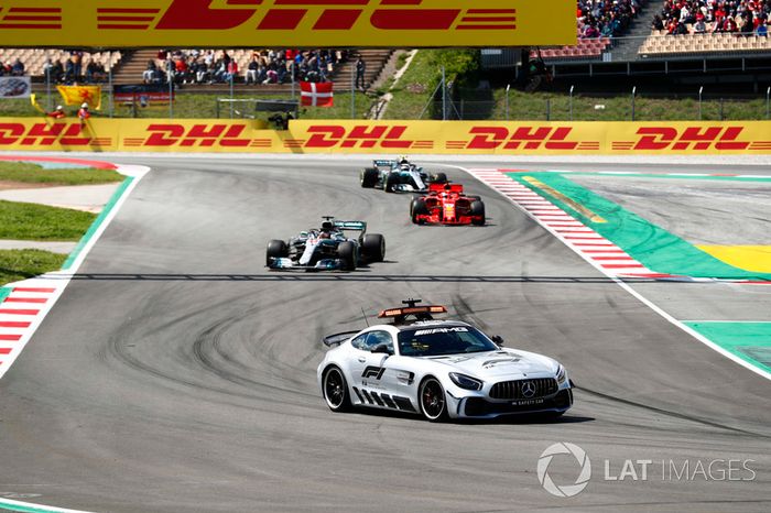 La safety car precede Lewis Hamilton, Mercedes AMG F1 W09, Sebastian Vettel, Ferrari SF71H e Valtteri Bottas, Mercedes AMG F1 W09