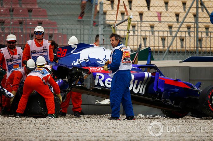 Marshals remove the wrecked Brendon Hartley Toro Rosso STR13 Honda after its heavy accident