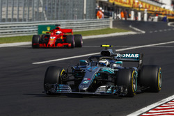 Valtteri Bottas, Mercedes AMG F1 W09 et Sebastian Vettel, Ferrari SF71H à la sortie des stands