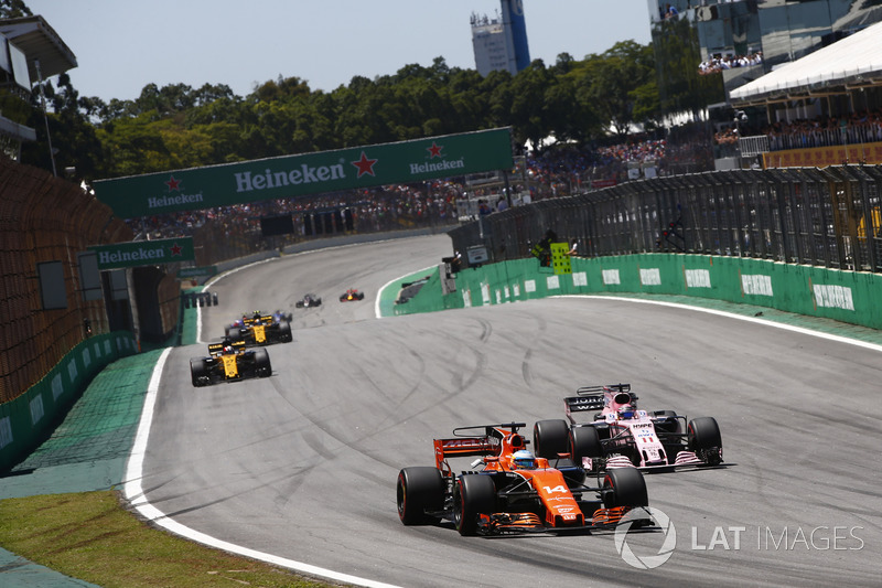 Fernando Alonso, McLaren MCL32, Sergio Perez, Sahara Force India F1 VJM10, Nico Hulkenberg, Renault Sport F1 Team RS17