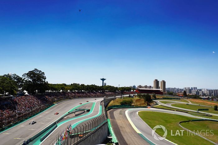 Valtteri Bottas, Mercedes AMG F1 W08, Sebastian Vettel, Ferrari SF70H, Kimi Raikkonen, Ferrari SF70H, en la parrilla