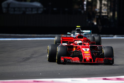 Sebastian Vettel, Ferrari SF71H, Valtteri Bottas, Mercedes AMG F1 W09