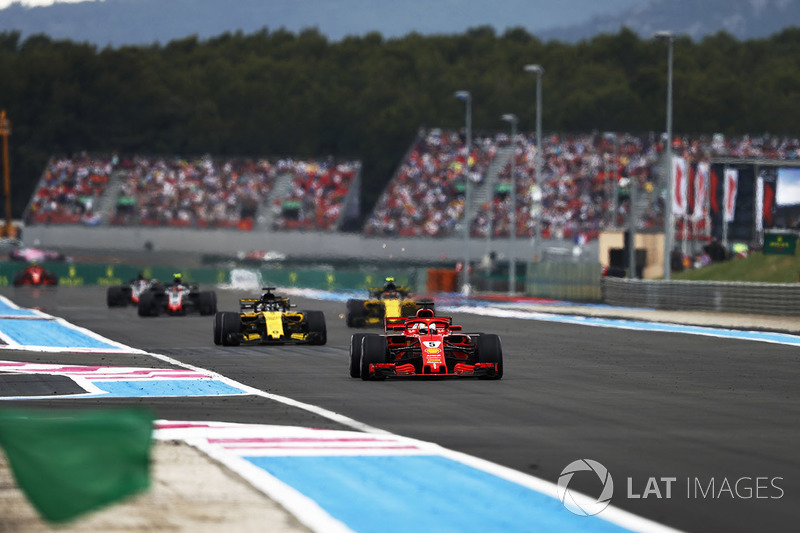 Sebastian Vettel, Ferrari SF71H, Nico Hulkenberg, Renault Sport F1 Team R.S. 18, Carlos Sainz Jr., Renault Sport F1 Team R.S. 18