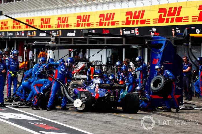 Pierre Gasly, Toro Rosso STR13  pit stop