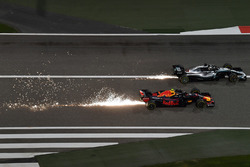 Max Verstappen, Red Bull Racing RB14 and Lewis Hamilton, Mercedes-AMG F1 W09 EQ Power+ en bataille