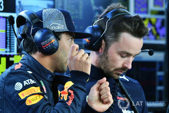 Daniel Ricciardo, Red Bull Racing y Simon Rennie, ingeniero de carrera de Red Bull Racing