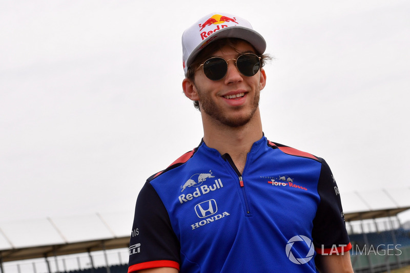 Pierre Gasly, Scuderia Toro Rosso, cammina lungo il circuito
