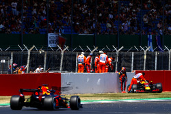 Max Verstappen, Red Bull Racing RB14, después de su choque, mientras Daniel Ricciardo, Red Bull Racing RB14, pasó