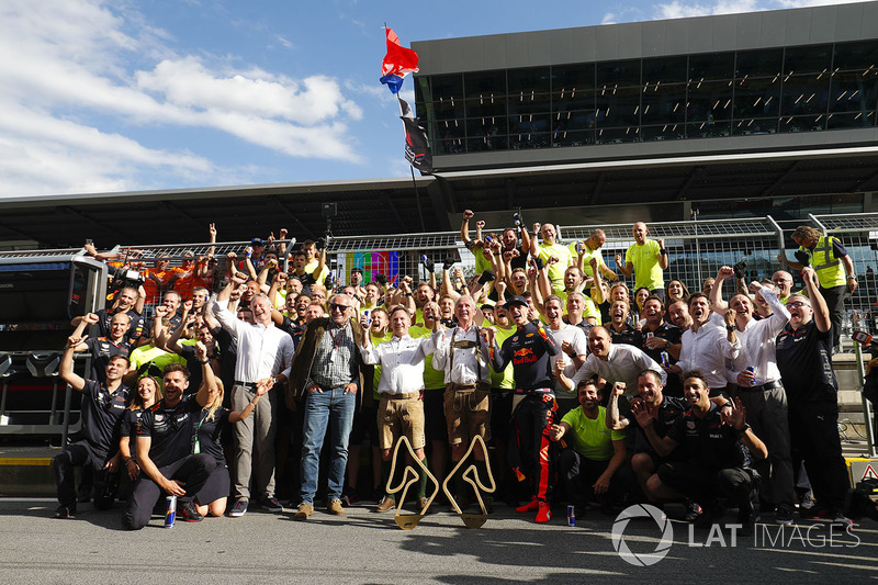 El ganador: Max Verstappen, Red Bull Racing celebra la victoria con el equipo