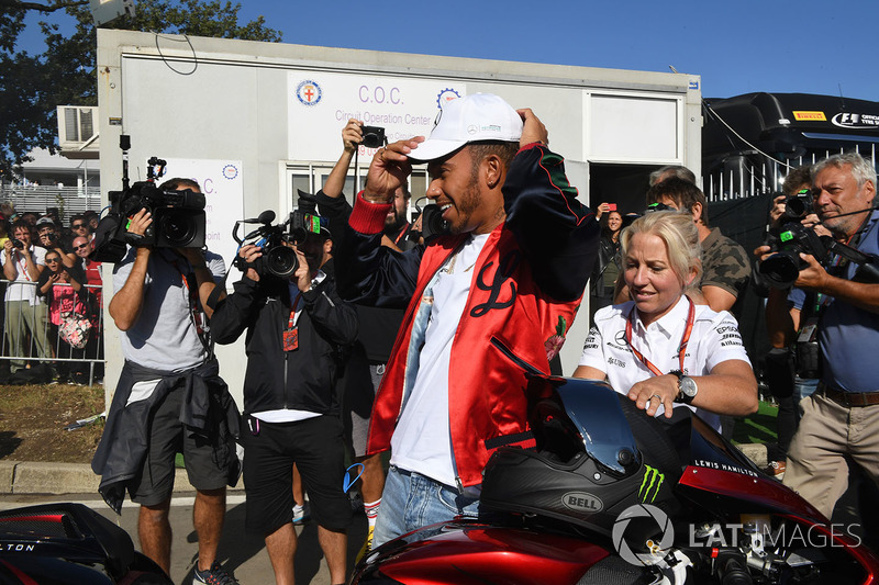 Lewis Hamilton, Mercedes AMG F1 llega al circuito en su moto