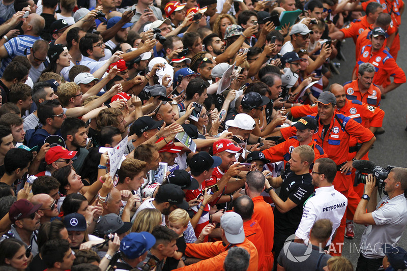 Valtteri Bottas, Mercedes AMG F1 signs autographs for the fans