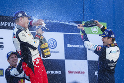 Podium: ganador, Jari-Matti Latvala, Toyota Racing y el tercer lugar, Sébastien Ogier, M-Sport