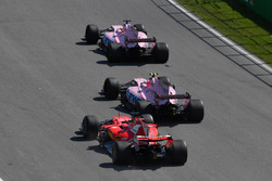 Sergio Perez, Sahara Force India VJM10, Esteban Ocon, Sahara Force India VJM10 et Sebastian Vettel, Ferrari SF70H en lutte