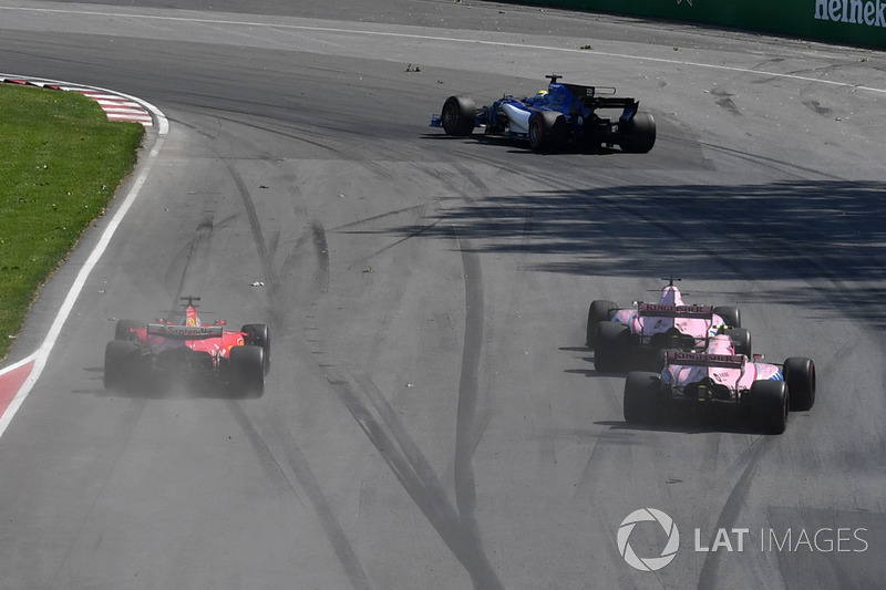 Sergio Perez, Sahara Force India VJM10, Esteban Ocon, Sahara Force India VJM10 and Sebastian Vettel, Ferrari SF70H battle