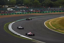 Nico Hulkenberg, Renault Sport F1 Team RS17, Felipe Massa, Williams FW40 and Sergio Perez, Sahara Fo