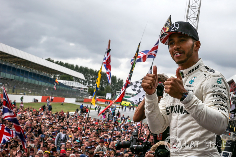 Ganador de la carrera Sam Bird, DS Virgin Racing Lewis Hamilton, Mercedes AMG F1 celebra con los fan