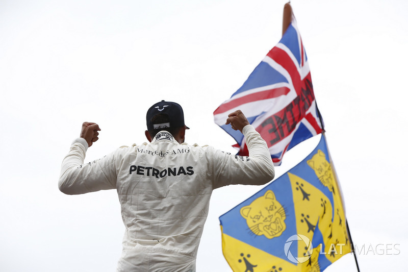 Ganador de la carrera Lewis Hamilton, Mercedes AMG F1, celebra con los fans