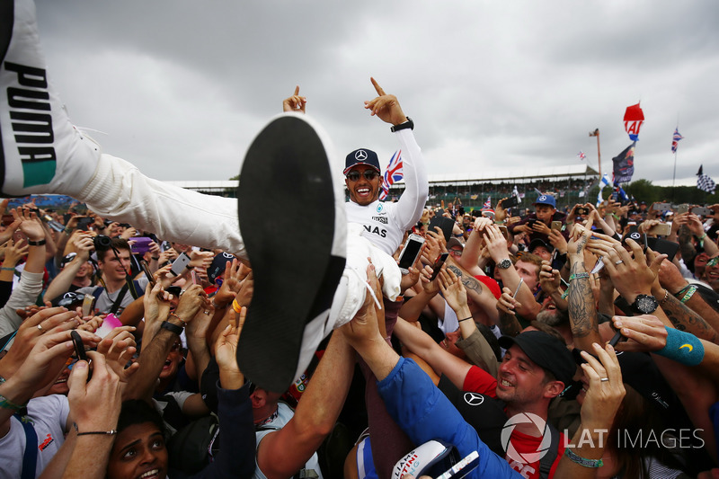 Ganador de la carrera Lewis Hamilton, Mercedes AMG F1, celebra la victoria con los aficionados