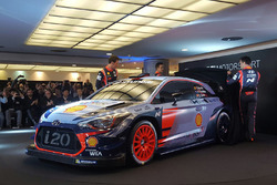 Hayden Paddon, Daniel Sordo y Thierry Neuville, de Hyundai Motorsport, revelan el Hyundai i20 Coupe WRC de 2017