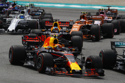 Max Verstappen, Red Bull Racing RB13, Daniel Ricciardo, Red Bull Racing RB13, Stoffel Vandoorne, McLaren MCL32, Sergio Perez, Sahara Force India F1 VJM10, Felipe Massa, Williams FW40 at the start