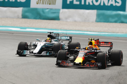 Max Verstappen, Red Bull Racing RB13, pasa a Lewis Hamilton, Mercedes AMG F1 W08