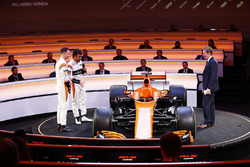 Fernando Alonso, McLaren, Stoffel Vandoorne, McLaren, et le présentateur Simon Lazenby, avec la MCL32 sur scène