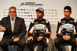 El Dr. Vijay Mallya, dueño del equipo Sahara Force India F1 con Sahara Force India F1, Sergio Pérez 