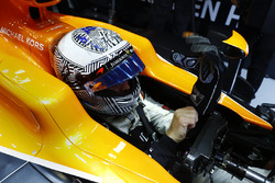 Fernando Alonso, McLaren, mets ses gants dans son cockpit