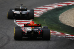 Max Verstappen, Red Bull Racing RB13, y Romain Grosjean, Haas F1 Team VF-17
