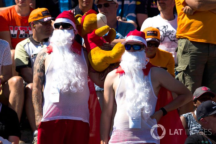 Fans, trajes confusos