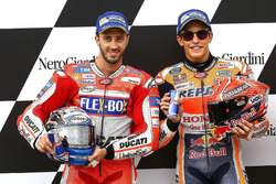 Le deuxième Andrea Dovizioso, Ducati Team, le poleman Marc Marquez, Repsol Honda Team