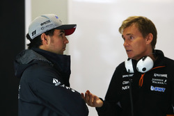 Sergio Pérez, Force India, con miembros del equipo Force India