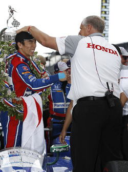 Гонщик Andretti Autosport Honda Такума Сато и команда празднуют победу