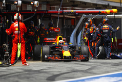 Daniel Ricciardo, Red Bull Racing RB13, quitte son stand après un arrêt