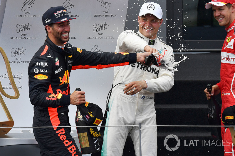 Podium: ganador, Valtteri Bottas, Mercedes AMG F1, tercero, Daniel Ricciardo, Red Bull Racing