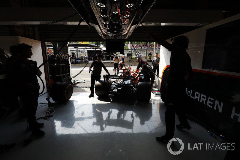 Fernando Alonso, McLaren MCL32, is returned to the garage